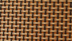 圖片只是示意圖，并不是真正的玻纖布，基本上由經(jīng)緯兩股材料交錯(cuò)編織而成，經(jīng)緯的交錯(cuò)間如果有空隙，就容易藏水分，所以一般會(huì)以透氣性來檢查其密合度。