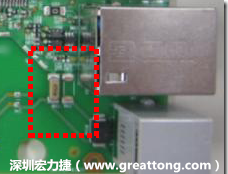 有人認(rèn)為電容旁邊已經(jīng)有螺絲將電路板固定于機(jī)殼上了，不應(yīng)該發(fā)生電路板彎曲的現(xiàn)象才對。