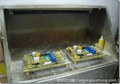 使用噴涂(Spraying)方式作業(yè)conformal coating時(shí)，需設(shè)備抽真空的設(shè)備，否則噴涂的物質(zhì)會(huì)飄散到空氣當(dāng)中，影響人體的健康。