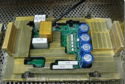 Conformal coating噴涂作業(yè)時(shí)可以使用治具把一些不可以噴涂到的地方及零件覆蓋起來，以免絕緣物質(zhì)噴涂到一些需要作導(dǎo)電接觸的地方。