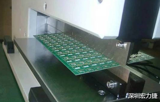 基本上V-Cut就是破壞板子結(jié)構(gòu)的元兇，因為V-Cut就是在原來一大張的板材上切出溝槽來，所以V-Cut的地方就容易發(fā)生變形。