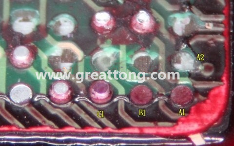 下圖是紅墨水測試后將PCB板子拿回來側(cè)一個(gè)角度拍攝的照片，就可以很清楚的看到錫球黏在PCB端，或不在PCB端。