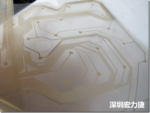 下面第二個(gè)圖則是另一片也有著按鍵線(xiàn)路的PTF，當(dāng)上、下兩面PTF的按鍵結(jié)點(diǎn)互相接觸后就可以計(jì)算出是哪個(gè)按鍵被按下了?？墒钱?dāng)按鍵沒(méi)有按下時(shí)，上下兩片PTF的線(xiàn)路則是分開(kāi)的，所以上圖那片PTF的線(xiàn)路上面其實(shí)還另外覆蓋了另一層透明的PET作為絕緣層，只露出了需要在鍵盤(pán)按下時(shí)才會(huì)碰觸的接觸點(diǎn)，因?yàn)檫@些材質(zhì)使用的都是Polymer，所以才撐這樣的技術(shù)為Polydome(聚合簧片)。