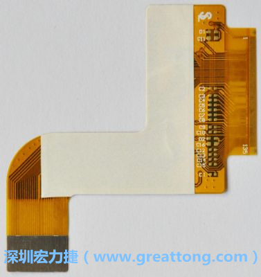 FPCB并非可無(wú)限制撓曲，為避免過(guò)度撓曲拉扯造成銅箔斷裂，一般在較長(zhǎng)條型板材會(huì)貼附補(bǔ)強(qiáng)貼片。