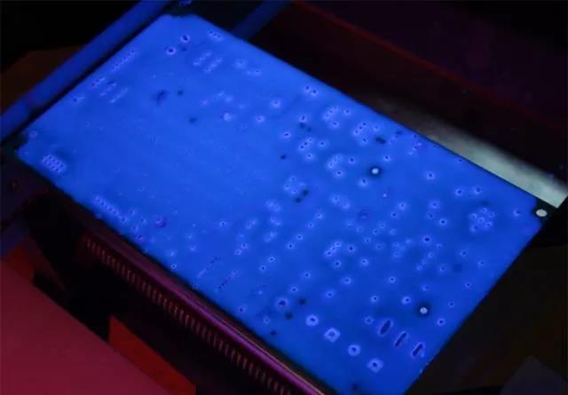 經過涂覆工藝后的PCB，在紫光燈下的拍攝效果，原來coating也可以這么美！