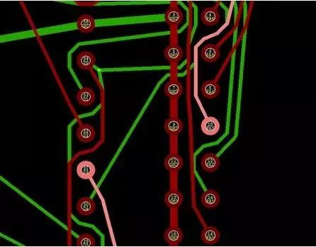 通過自動(dòng)優(yōu)化導(dǎo)線形狀消除導(dǎo)線打彎(用線段近似弧線只是為了顯示沒有弧線的任何角度例子)。