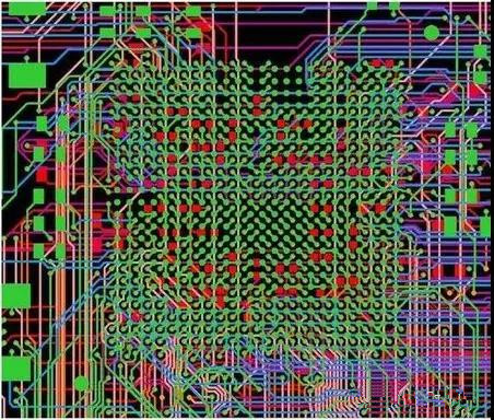圖18：BGA布線。(頂部)傳統(tǒng)的自動(dòng)布線器。38個(gè)網(wǎng)絡(luò)沒有完成布線。(底部)任意角度的拓?fù)涫阶詣?dòng)布線器。所有網(wǎng)絡(luò)都完成了布線。